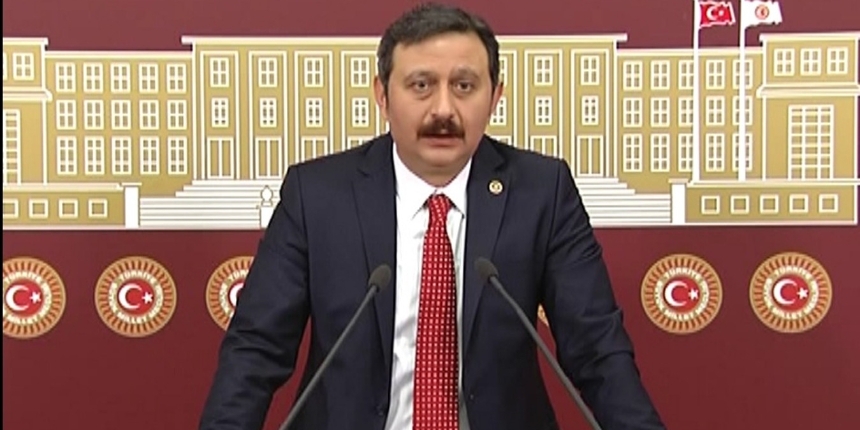 AK Parti Kocaeli Milletvekili ve eski RP'li Şevki Yılmaz'ın oğlu Mehmet Akif Yılmaz, AYM'nin zorunlu din dersi kararı için 'İhanet' dedi!