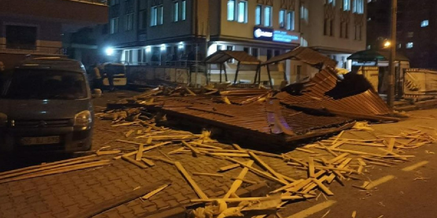 Artvin’de şiddetli rüzgar çatıları uçurdu!