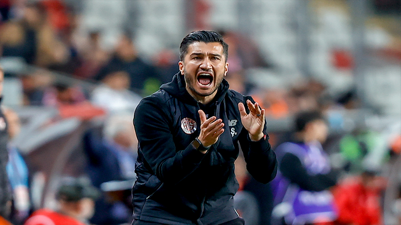 Nuri Şahin maç sonu tribünlere çıktı, galibiyeti kutladı!