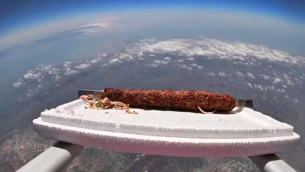 Adanalı kebapçı helyum balonuyla stratosfere kebap yolladı, denize düşünce "Acılı sevmiyorlarmış" dedi...