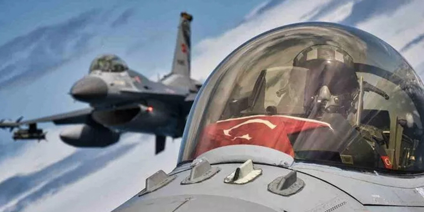 NATO'dan Türkiye paylaşımı: Uçağın kokpitinde Türk bayrağı yer aldı