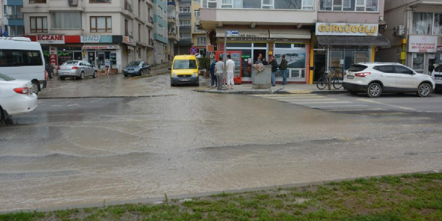 Açık unutulan şebeke borusu, caddeyi göle çevirdi