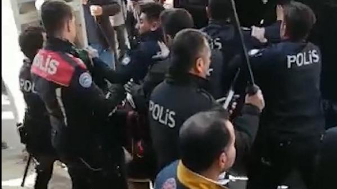 Mahalleli ayağa kalktı: 1,5 yaşındaki bebeğin tecavüz şüphelisine linç girişimi: Evi ateşe verildi!