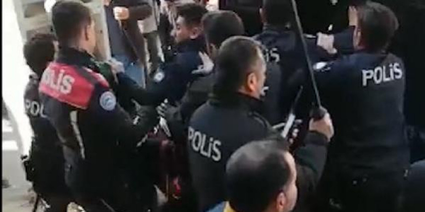 Mahalleli ayağa kalktı: 1,5 yaşındaki bebeğin tecavüz şüphelisine linç girişimi: Evi ateşe verildi!