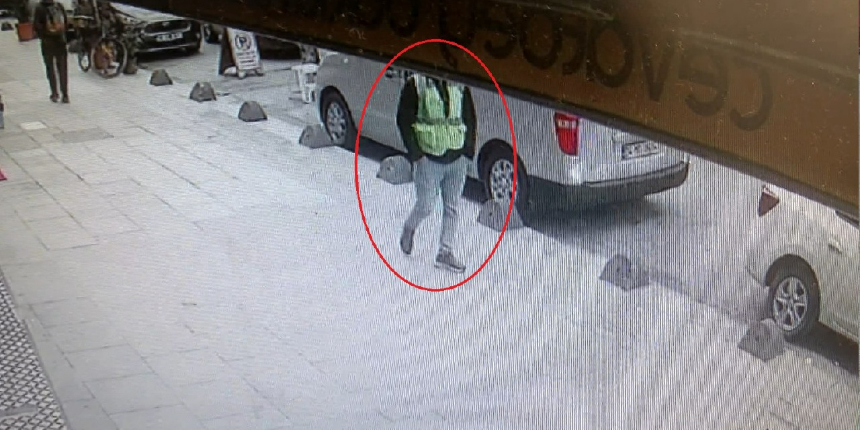 Bağcılar'da akılalmaz hırsızlık! 'Yeşil yelek' ile 5 kilo altın çaldı