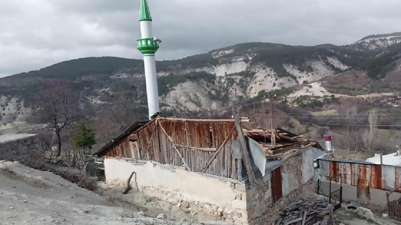 Şiddetli rüzgar, caminin çatısını uçurdu!