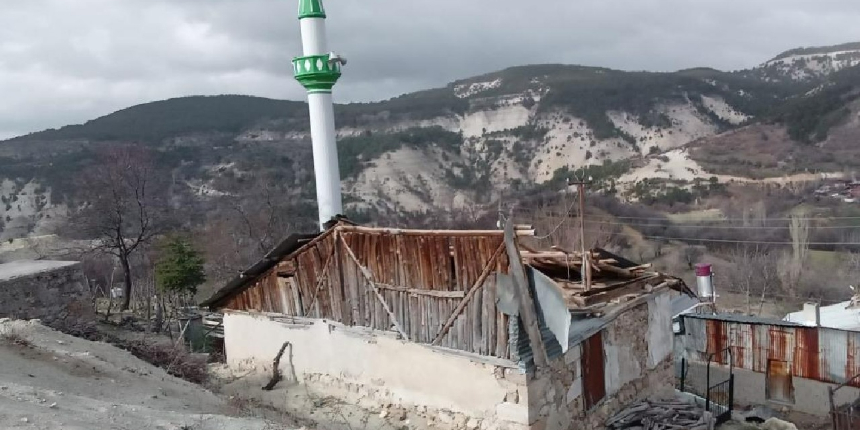 Şiddetli rüzgar, caminin çatısını uçurdu!
