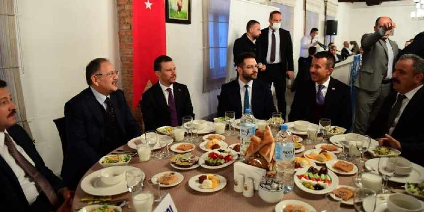 Anadolu Yayıncılar Derneğinden siyasetçilere ve basın mensuplarına iftar!