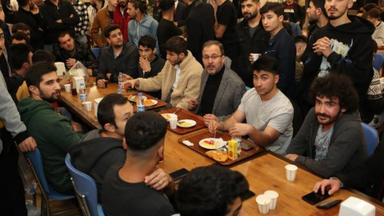 Bakan Kasapoğlu, İzmir’de öğrencilerle sahur yaptı: Taleplerini dinledi