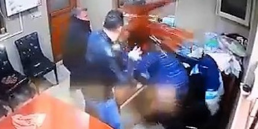Kendisini işten çıkaran patronun yüzüne asit attı!
