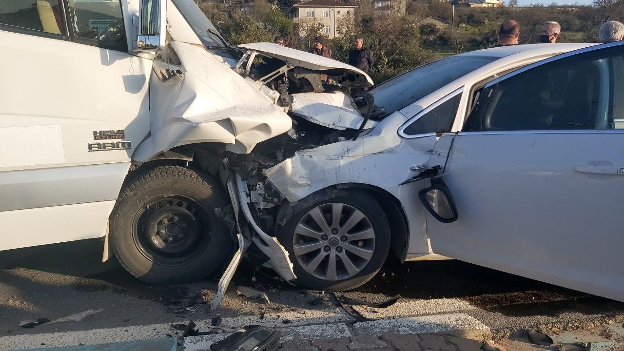 Korkunç kaza: Karşı şeritten gelen işçi servisine ok gibi saplandı!