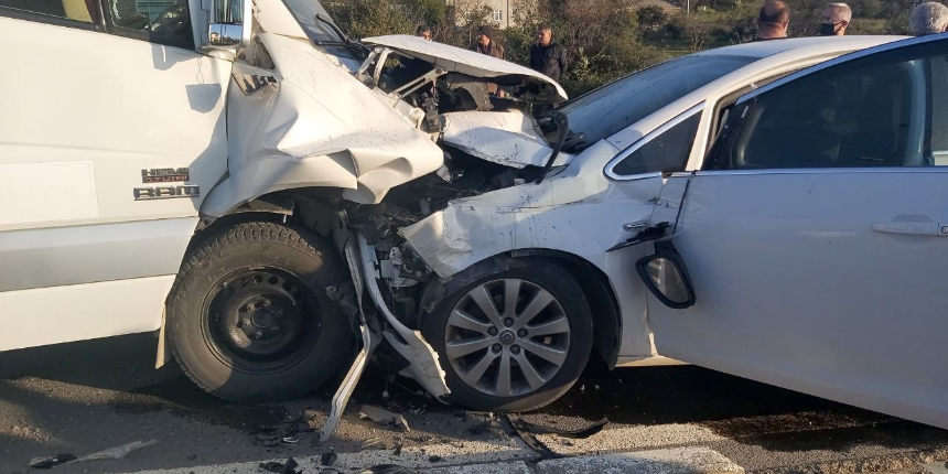 Korkunç kaza: Karşı şeritten gelen işçi servisine ok gibi saplandı!