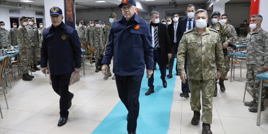 Cumhurbaşkanı Erdoğan sınırda askerlerle iftar yaptı