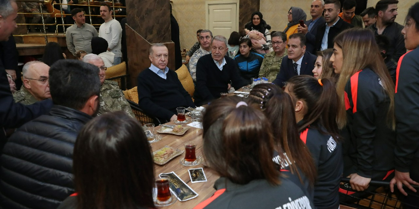 Cumhurbaşkanı Recep Tayyip Erdoğan, Yüksekova’da vatandaşlarla sohbet etti