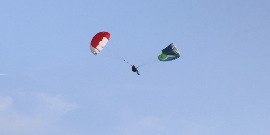 Yamaç paraşütü kapanan iki pilot 200 metreden denize indi