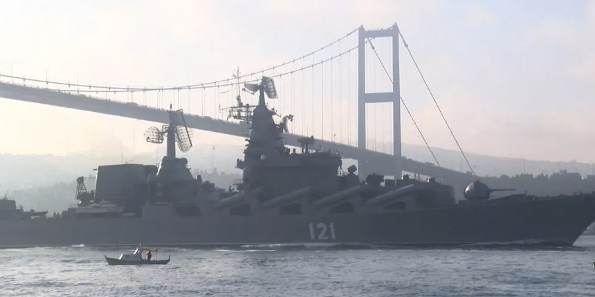 Ukrayna'nın 'vurduk' dediği Moskova gemisi İstanbul Boğazı'ndan böyle geçti: İşte o anlar