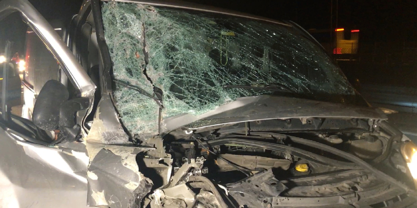 TEM'de minibüs tıra çarptı: 1 ölü, 1 yaralı