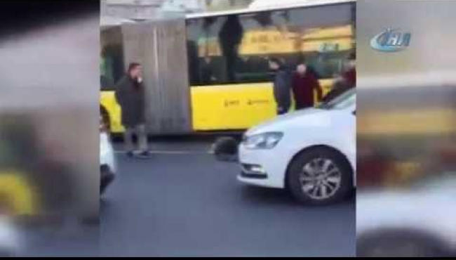 Sokak ortasında öldüresiye dövdüler!