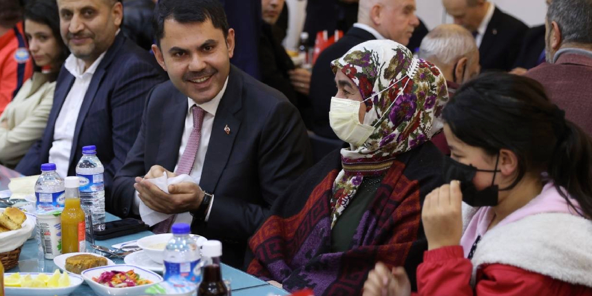 Bakan Murat Kurum, şehit ve gazi aileleriyle iftarda bir araya geldi