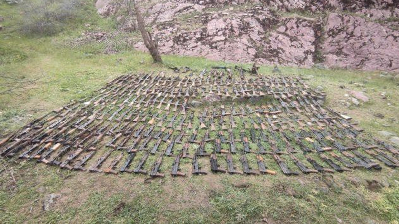 Milli Savunma Bakanlığı duyurdu: Irak'ın kuzeyinde teröristlerin silahları ele geçirildi