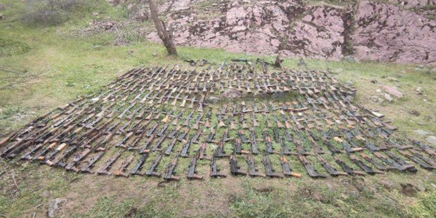 Milli Savunma Bakanlığı duyurdu: Irak'ın kuzeyinde teröristlerin silahları ele geçirildi