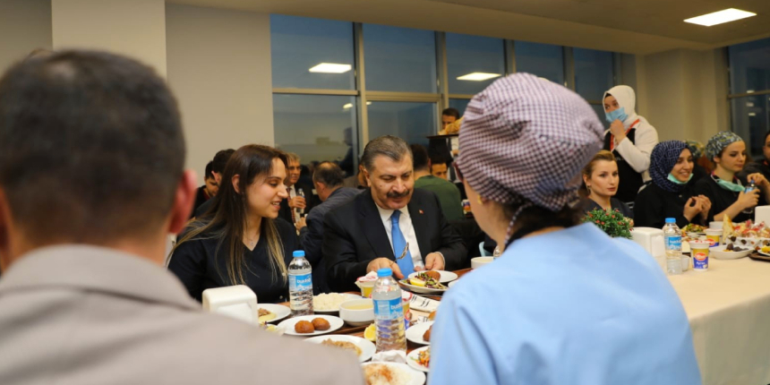Bakan Fahrettin Koca, Sakarya'da sağlık çalışanlarıyla iftar yaptı