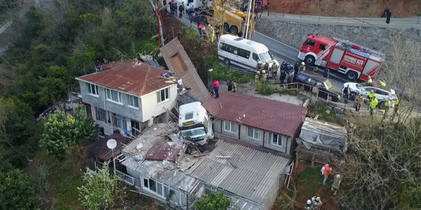 Sarıyer'de bir gecekondunun üstüne TIR devrildi: Mahsur kalan aile çıkarıldı!