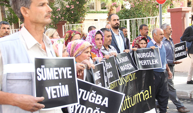 Kızlarını cinayet gibi yangında kaybeden ailelere yumruklu saldırı!