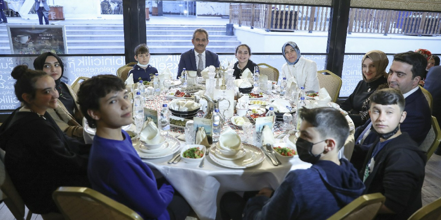 Milli Eğitim Bakanı Mahmut Özer, yetim çocuklarla iftar yaptı