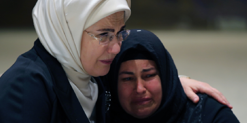 Emine Erdoğan, şiddet mağduru kadınların yakınlarını tek tek dinledi