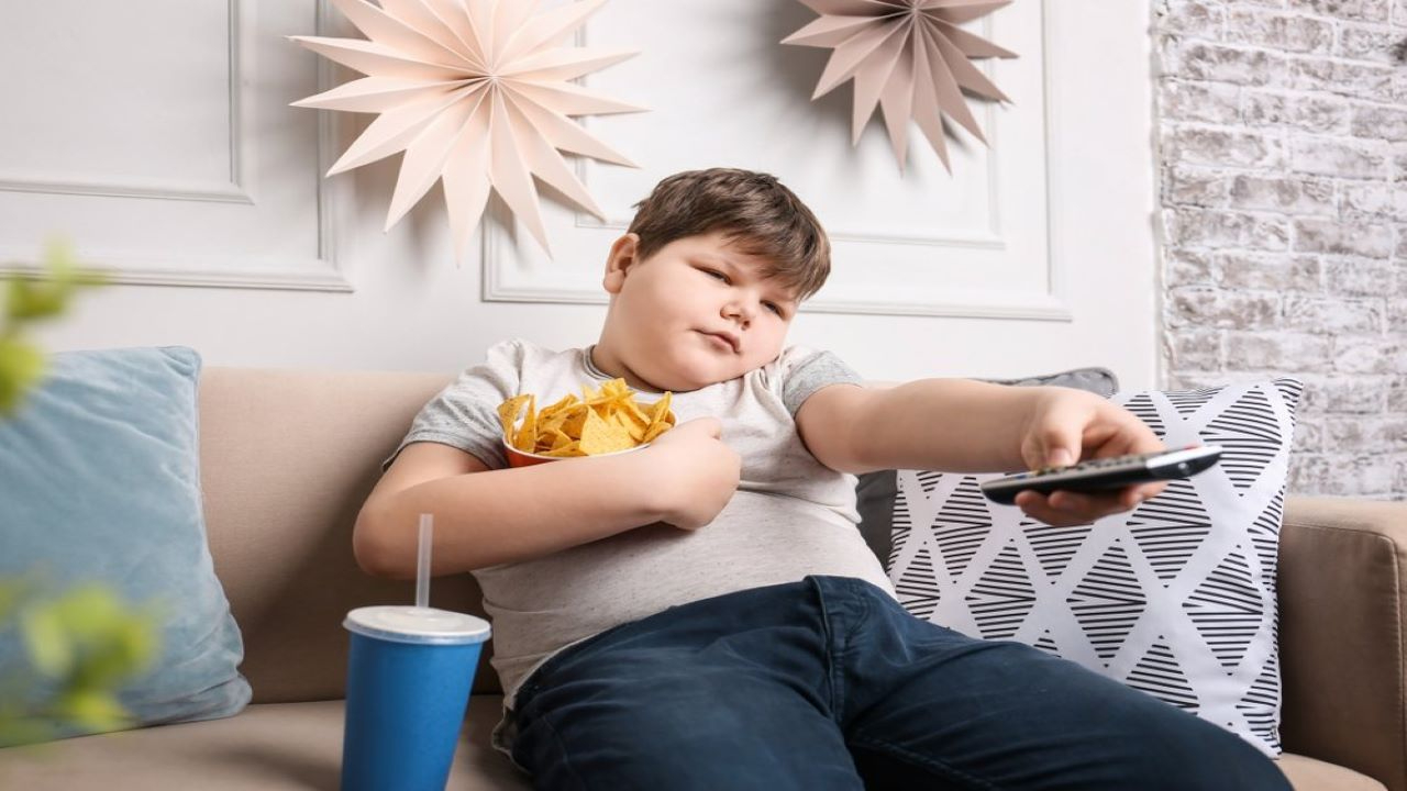 Çocuklarda ekranla yemek yemek obeziteye sebep oluyor