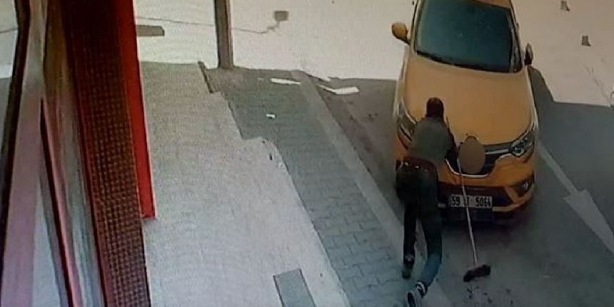 El freni çekilmeyen otomobili durdurmak isteyen esnaf ezildi!