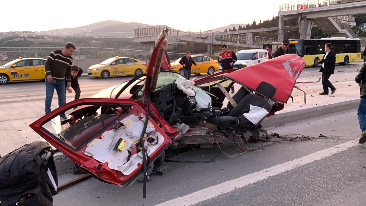 Kadıköy'de feci kaza: Otomobil ikiye bölündü! Yol trafiğe kapatıldı...