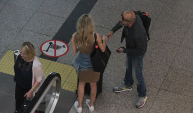 Yardım bahane telefon şahane! Ünlü Türk şarkıcı güzel turiste önce yardım etti sonra...