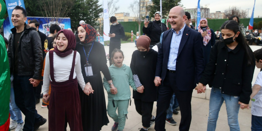 Bakan Soylu çocukların isteğini kırmadı, 'kutu kutu pense' oynadı