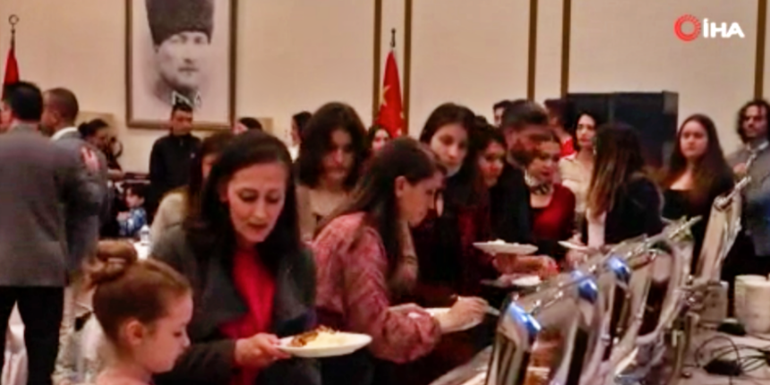 Geleneksel hale geldi: Pekin'deki Türkler, Büyükelçilikte iftar yaptı!