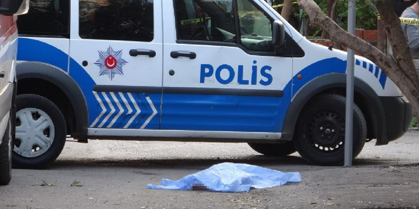 Kamyonun altında oyun oynarken feci şekilde can verdi!