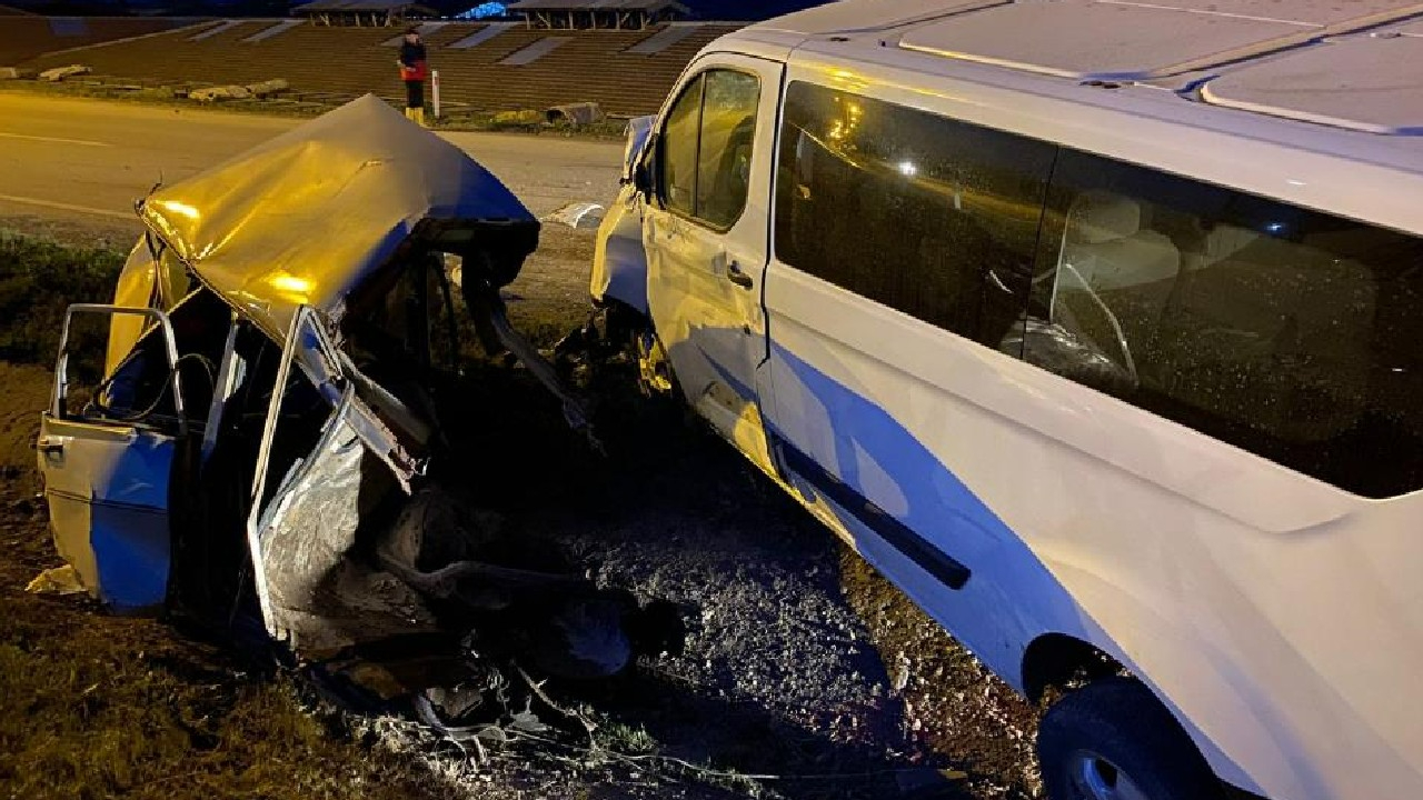Kafa kafaya çarpıştılar, otomobil ikiye ayrıldı: 2 ölü, 2 yaralı