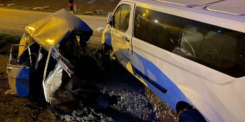 Kafa kafaya çarpıştılar, otomobil ikiye ayrıldı: 2 ölü, 2 yaralı