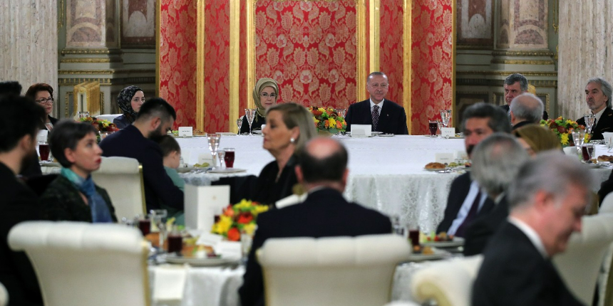 Cumhurbaşkanı Erdoğan, sanatçılarla iftarda buluştu!