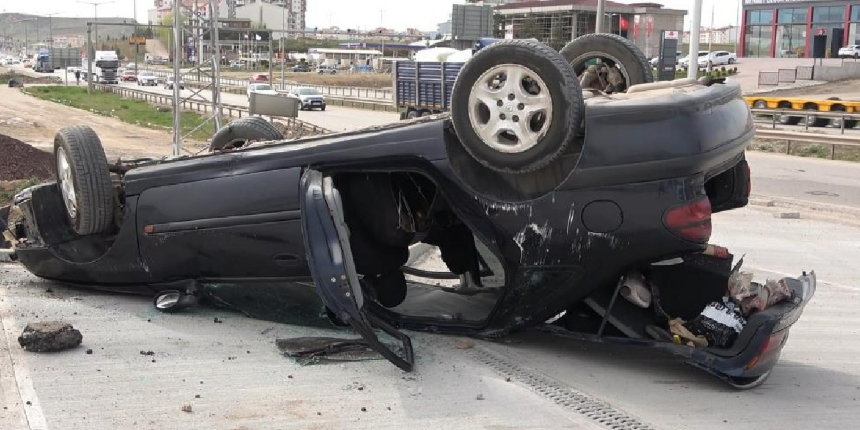 Takla atan otomobil 40 metre sürüklendi, 4 genç ölümden döndü