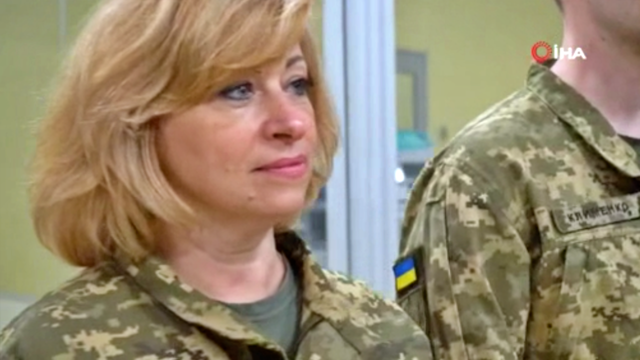 Zelenskiy, Ukraynalı askerlere başarıları nedeniyle madalya taktı