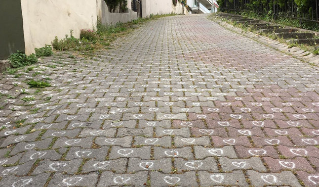 Gizemli bir aşık vakası... Kaptan-ı Derya Çıkmazı’nda parke taşlara tek tek kalp çizildi!