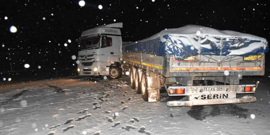 Çamlıbel Geçidi'nde ulaşıma kar engeli!