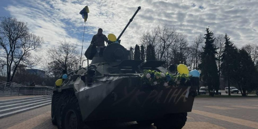 Ruslardan ele geçirilen zırhlı araç, Ukrayna'da gelin arabası oldu!