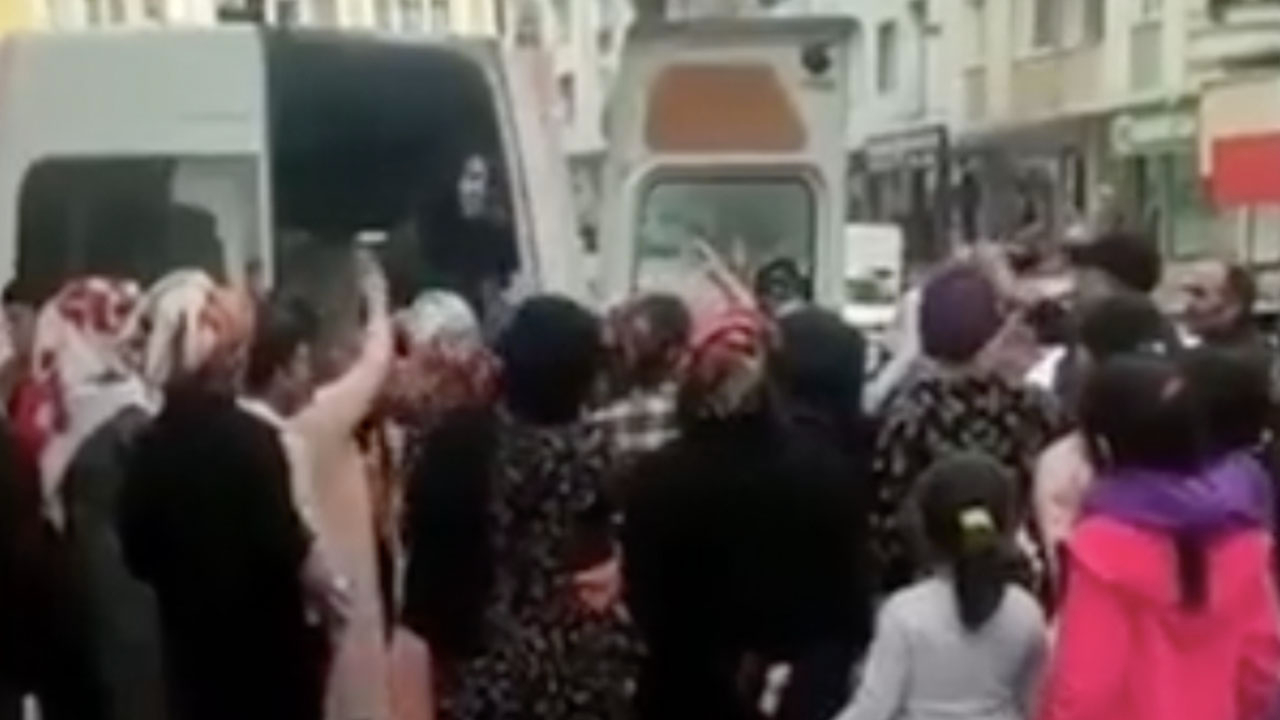 Bu görüntüler İstanbul'da çekildi: DEVA Partisi, 'üye olma' karşılığı erzak kolisi dağıttı