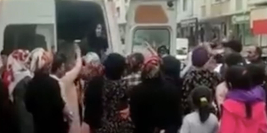Bu görüntüler İstanbul'da çekildi: DEVA Partisi, 'üye olma' karşılığı erzak kolisi dağıttı
