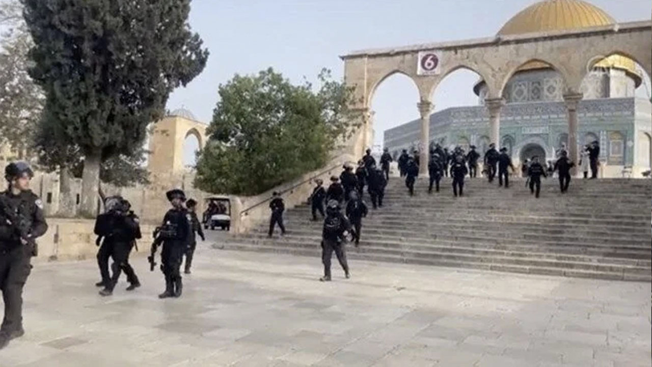 İsrail polisinden Mescid'i Aksa'ya bir saldırı daha