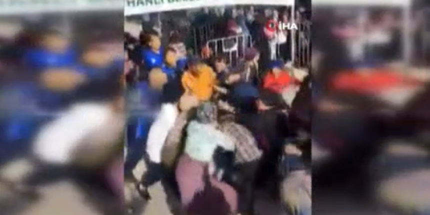 İftar çadırı sırasında kavga! Kadınlar saç saça birbirine girdi