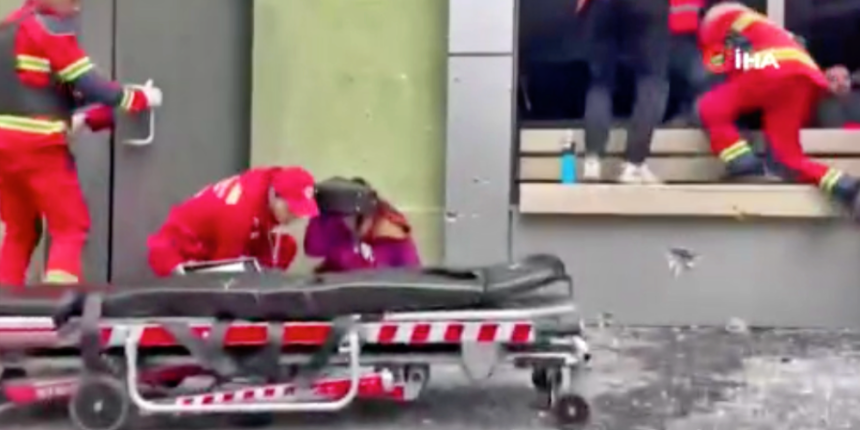 Ukraynalı ilkyardım ekipleri çatışmanın ortasında kaldı!